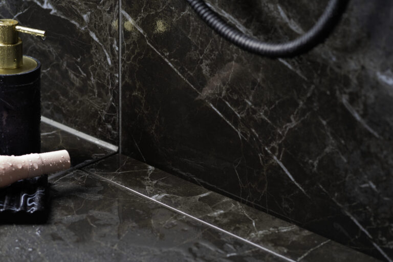 Purus PRO Line premium designsluk. Gulvsluket er flislagt og smelter nesten kamuflert i gulvflisene. Designsluk i denne utformingen kalles ofte for rennesluk, slukrenne eller linjesluk.